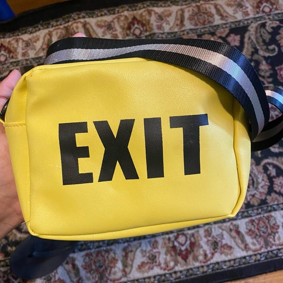 Letter graphic cross body bag - Picture 3 of 6